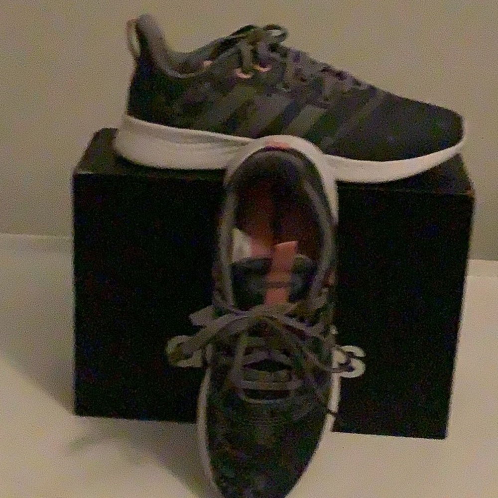 WOMEN-ADIDAS SNEAKER SIZE 8,5